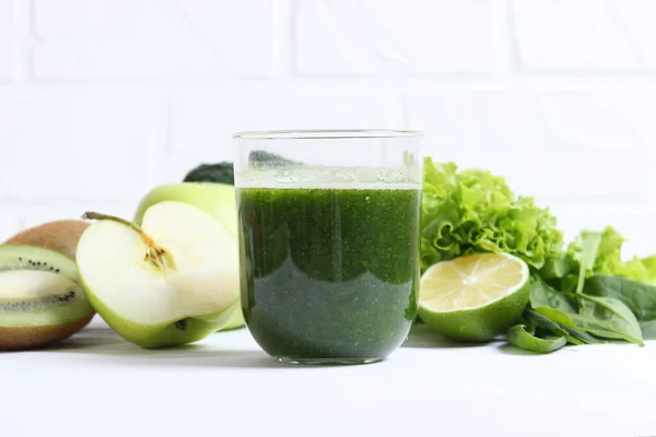 Batido Verde Verduras Frescas Sobre Mesa Para Organismo Desintoxicación — Foto de Stock