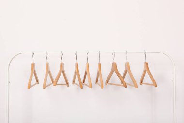 Boş giysiler, arka plandaki gardıroba asılır..