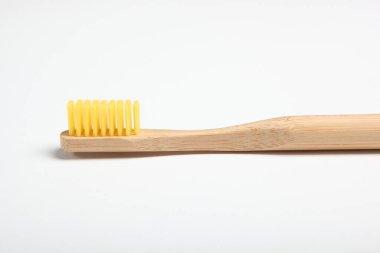 Açık arkaplan manzaralı doğal bambu diş fırçaları. Ağız ve diş bakımı.