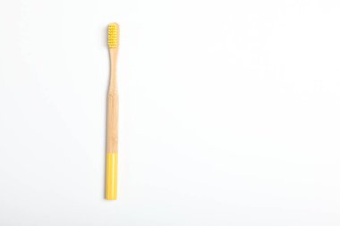 Açık arkaplan manzaralı doğal bambu diş fırçaları. Ağız ve diş bakımı.