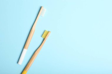 Renkli arka plan görünümlü doğal bambu diş fırçaları. Ağız ve diş bakımı.