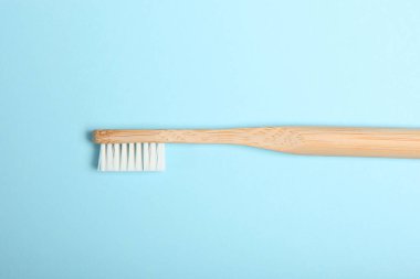 Renkli arka plan görünümlü doğal bambu diş fırçaları. Ağız ve diş bakımı.