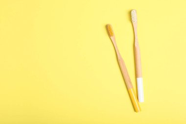 Renkli arka plan görünümlü doğal bambu diş fırçaları. Ağız ve diş bakımı.