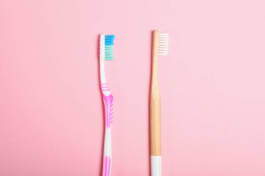 Renkli arka plan görünümlü doğal bambu diş fırçaları ve plastik..