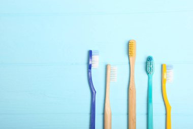 Renkli arka plan görünümlü doğal bambu diş fırçaları ve plastik..