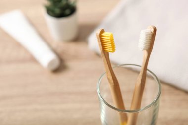 Masanın üzerinde doğal bambu diş fırçaları var. Ağız ve diş bakımı.
