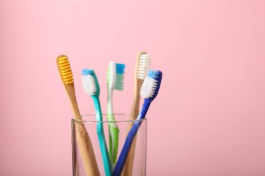 Masada doğal bambu ve plastik diş fırçaları var..