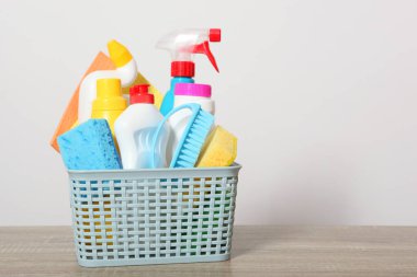 Masanın üzerinde renkli bir arkaplan üzerinde temizlik ürünleri seti.