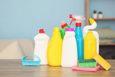 Odanın içindeki masada temizlik ürünleri var..