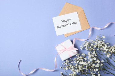 Çiçekler ve hediyeler masada. 8 Mart konsepti, Anneler Günü, Kadınlar Günü, Doğum günü.