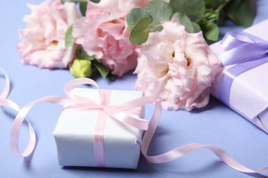 Çiçekler ve hediyeler masada. 8 Mart konsepti, Anneler Günü, Kadınlar Günü, Doğum günü.