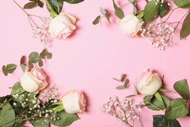 Renkli arkaplan görünümlü çiçekler. Metin için yer.