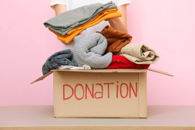 Kız bağış malzemelerinin olduğu bir kutuya koyar. Gönüllü olmak 