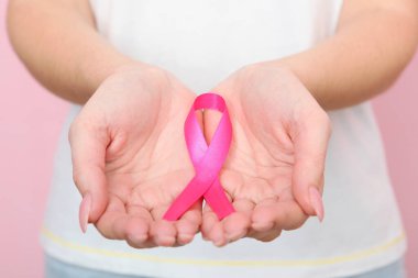 Pembe kurdele, göğüs kanserinin uluslararası sembolü..