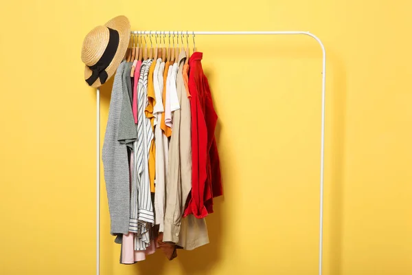 Renkli Bir Arka Planda Gardırop Rafında Asılı Şık Kıyafetler — Stok fotoğraf