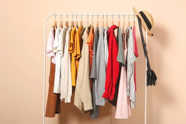 Modne Ubrania Wieszakach Szafie Kolorowym Tle — Zdjęcie stockowe