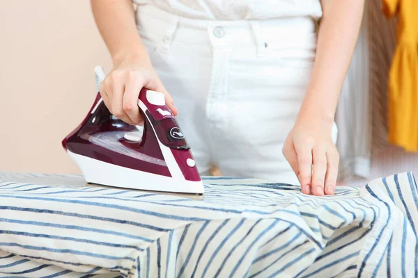 Mädchen Bügelt Kleidung Auf Einem Bügelbrett — Stockfoto