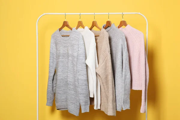 Warme Pullover Auf Einem Kleiderbügel Vor Farbigem Hintergrund Herbst Winterkleidung — Stockfoto