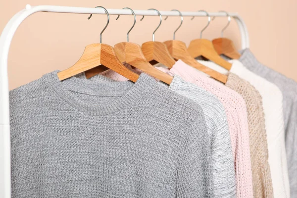 Suéteres Calientes Una Percha Armario Sobre Fondo Color Otoño Ropa —  Fotos de Stock