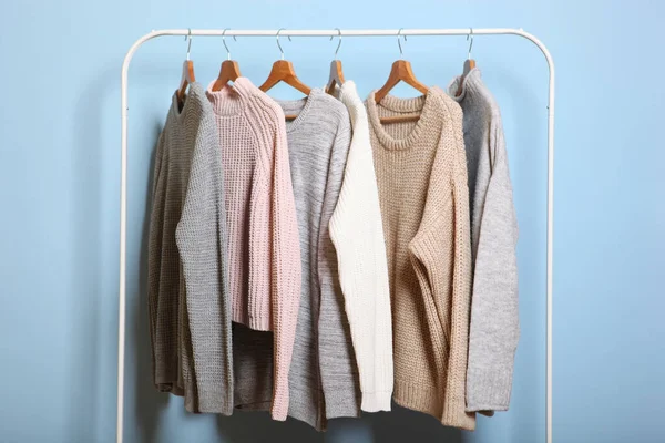 Suéteres Calientes Una Percha Armario Sobre Fondo Color Otoño Ropa — Foto de Stock