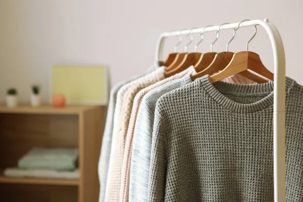Warme Pullover Auf Einem Kleiderbügel Vor Hellem Hintergrund Herbst Winterkleidung — Stockfoto
