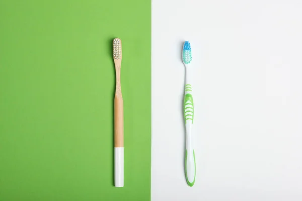 Renkli Arka Plan Görünümlü Doğal Bambu Diş Fırçaları Plastik — Stok fotoğraf
