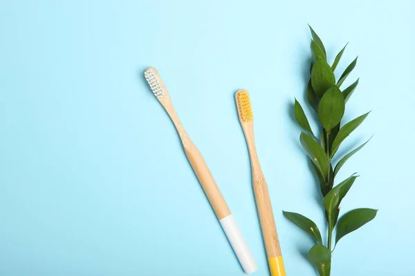 Escovas Dentes Bambu Naturais Uma Vista Superior Fundo Colorido Cuidados — Fotografia de Stock