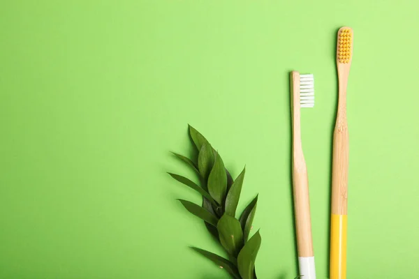 天然竹子牙刷在彩色背景的顶部视图 口腔保健和牙科保健 — 图库照片