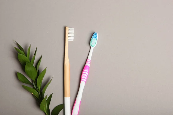 Φυσικό Μπαμπού Οδοντόβουρτσες Και Πλαστικό Έγχρωμο Φόντο Πάνω Όψη — Φωτογραφία Αρχείου