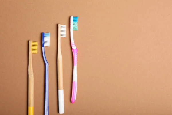 彩色背景图上的天然竹子牙刷和塑料 — 图库照片