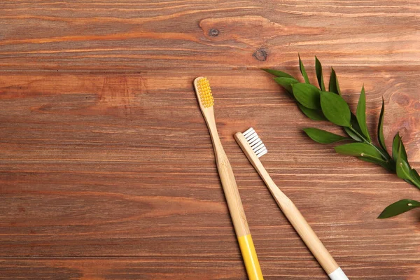 Naturlige Bambustannbørster Farget Bakgrunn Oral Tannlegebehandling – stockfoto