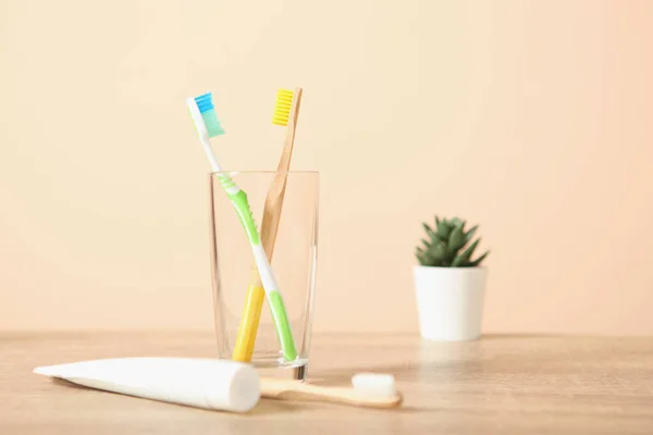 Natural Bamboo Plastic Toothbrushes Table — Stock Photo, Image