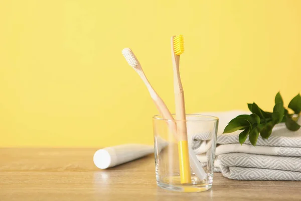 Escovas Dentes Bambu Naturais Mesa Cuidados Orais Odontológicos — Fotografia de Stock