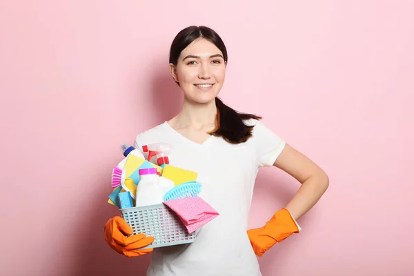 Eine Junge Hausfrau Hält Putzmittel Auf Farbigem Hintergrund Den Händen — Stockfoto