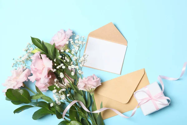 Flores Presentes Mesa Março Conceito Dia Mãe Dia Das Mulheres — Fotografia de Stock