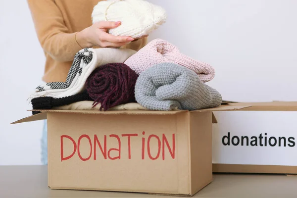 Chica Pone Una Caja Con Artículos Donaciones Voluntariado — Foto de Stock