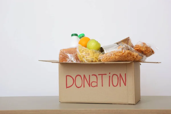 Cajas Con Donaciones Con Las Cosas Necesarias Mesa Sobre Fondo — Foto de Stock