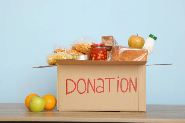 Cajas Con Donaciones Con Las Cosas Necesarias Mesa Sobre Fondo — Foto de Stock