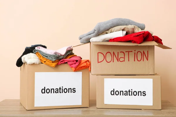 Cajas Con Donaciones Con Las Cosas Necesarias Mesa Sobre Fondo — Foto de Stock