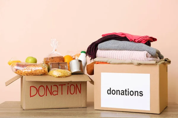 Cajas Con Donaciones Con Las Cosas Necesarias Mesa Sobre Fondo — Foto de Stock