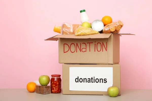 Cajas Con Donaciones Con Las Cosas Necesarias Mesa Sobre Fondo — Foto de Stock