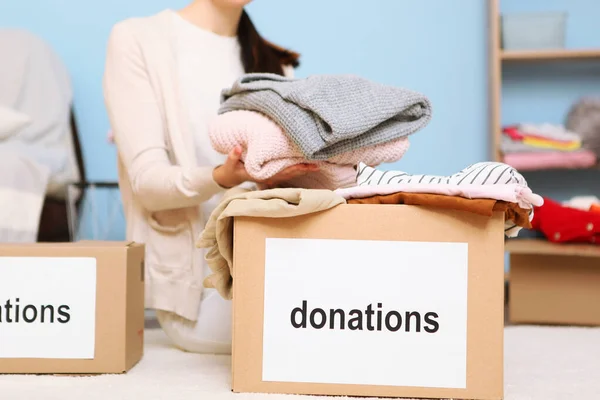 Uma Jovem Voluntária Recolhe Uma Caixa Doações Para Quem Precisa — Fotografia de Stock