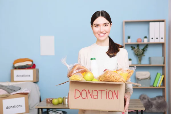 Una Joven Voluntaria Recoge Una Caja Donaciones Para Los Necesitados — Foto de Stock