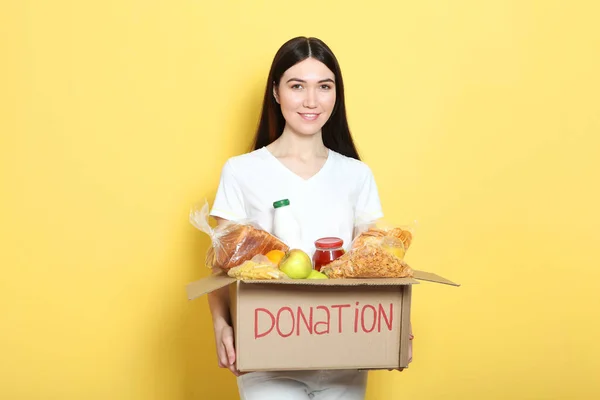 Chica Con Una Caja Donaciones Sobre Fondo Color Lugar Para — Foto de Stock