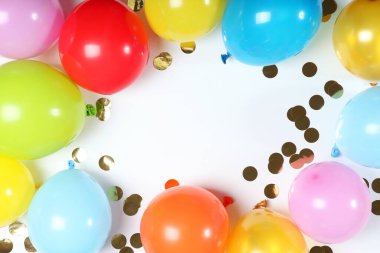 balonlar renkli üst görünümde. Metin için yeri olan şenlikli arkaplan.