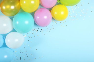 balonlar renkli üst görünümde. Metin için yeri olan şenlikli arkaplan.