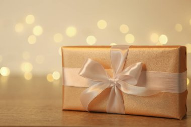 Parlak bir arka planda altın paketler halinde hediye kutuları. Tatil, hediye, Noel, doğum günü, yeni yıl, anneler günü..