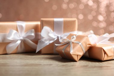 Parlak bir arka planda altın paketler halinde hediye kutuları. Tatil, hediye, Noel, doğum günü, yeni yıl, anneler günü..
