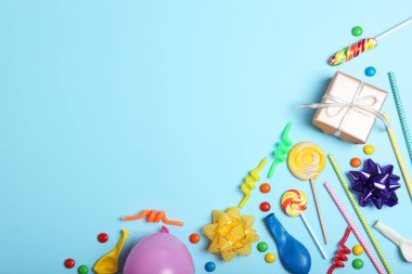 Bir parti ya da doğum günü için aksesuarları olan düz konum metin üstü görünümü için yeri olan renkli bir arkaplan üzerinde.