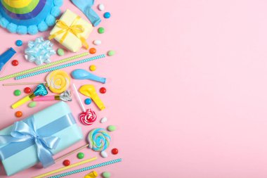 Bir parti ya da doğum günü için aksesuarları olan düz konum metin üstü görünümü için yeri olan renkli bir arkaplan üzerinde.